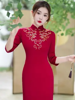 Красная вышивка Атлас Свадьба Ципао Китаянки Женщины Семь Точек Рукав Cheongsam Элегантное Ежедневное Платье